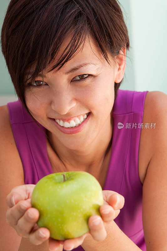 亚洲女人拿着苹果