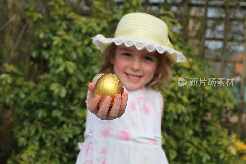 女孩戴着复活节帽，穿着找蛋服