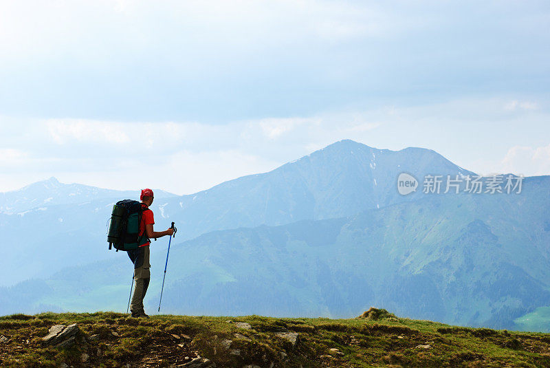 背包客在看风景