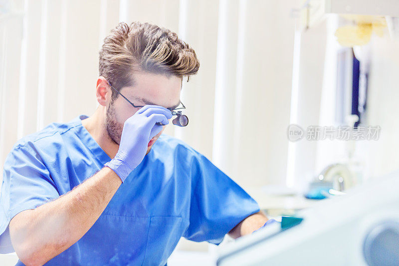 牙医使用放大镜工作