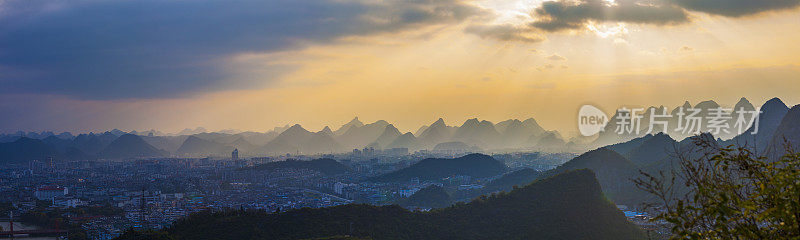 喀斯特地区农村日落，阳朔，中国桂林