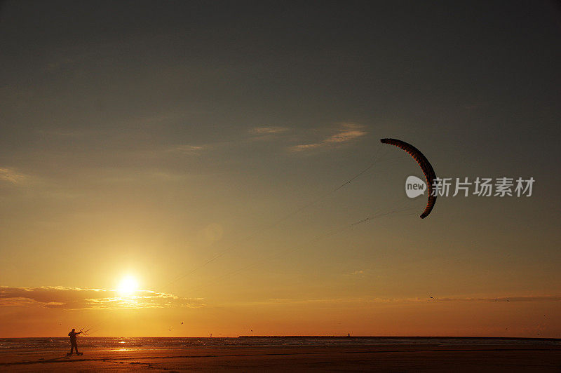 在海滩上冲浪