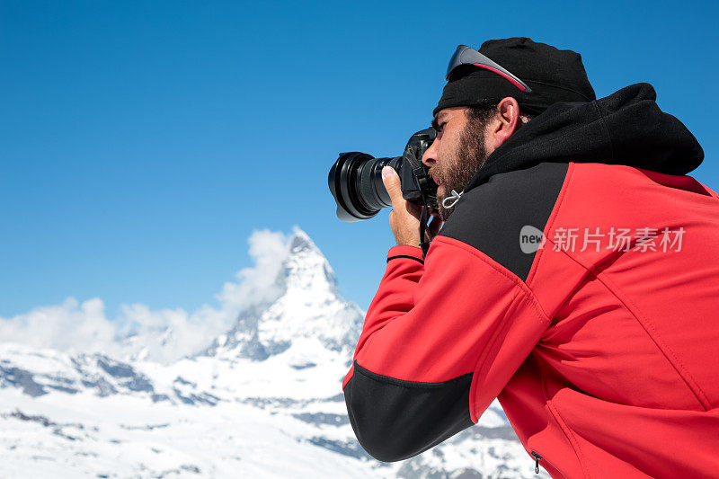男摄影师用单反相机拍照，马特洪峰，瑞士