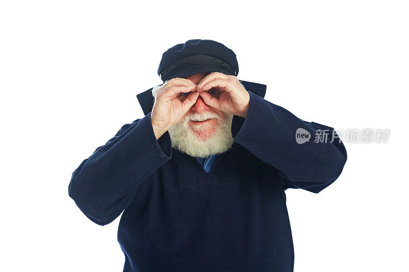 年长的男人透过手指像望远镜一样看