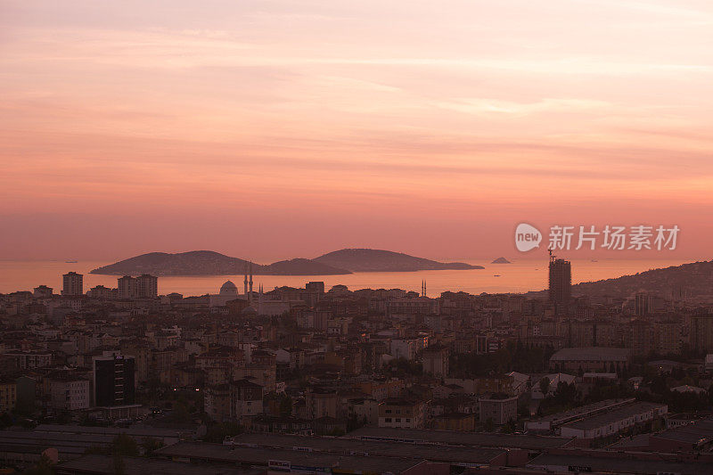 从土耳其伊斯坦布尔的卡塔尔镇王子群岛的日落景象