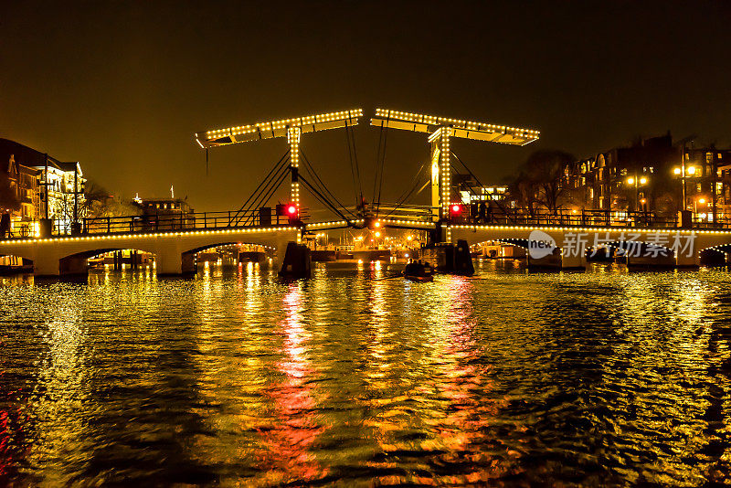 阿姆斯特丹夜间的运河桥