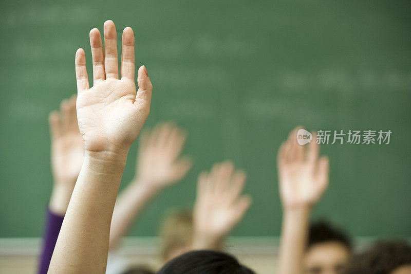 教室里举手示意