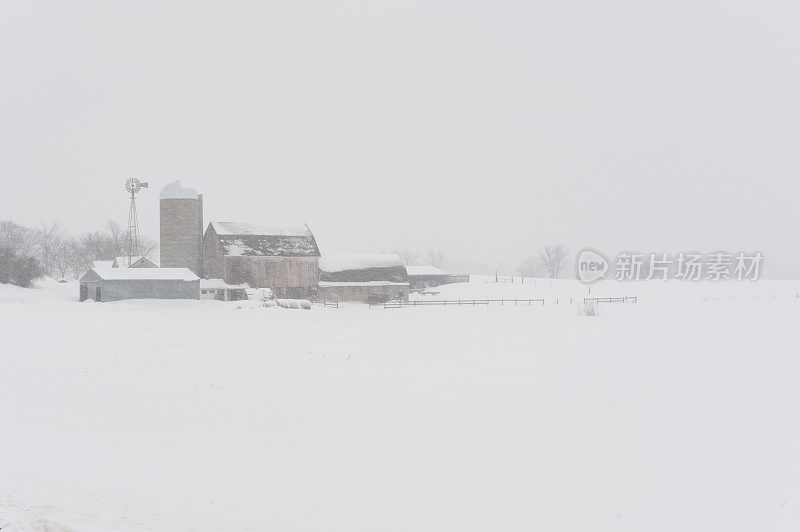暴风雪和农村的农场建筑