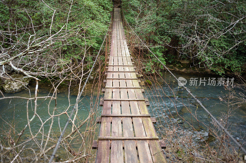 风景小溪上的木桥