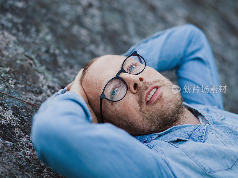 英俊的真正的男人在大自然的春天