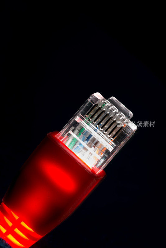红色发光的RJ45计算机电缆插头