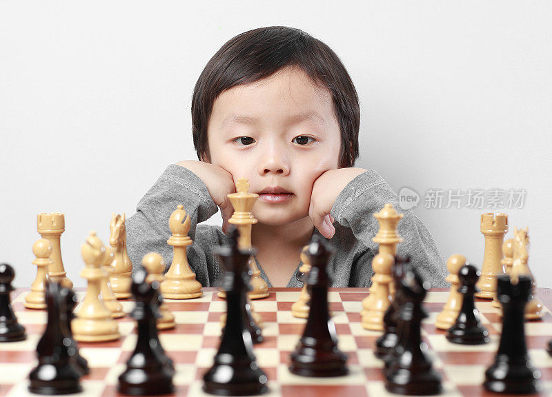 孩子在下棋