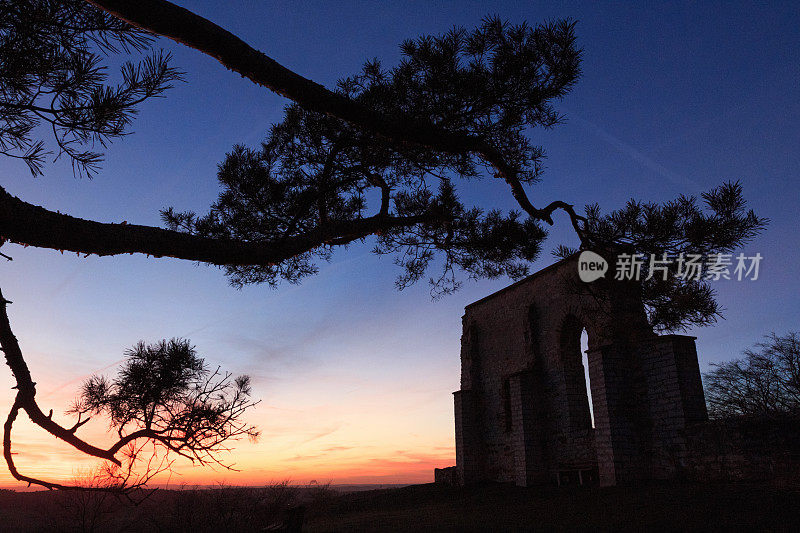 赫赫林根:夕阳下中世纪教堂的废墟(Katharinenkapelle)