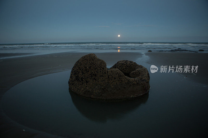 夜晚的莫尔基巨石，月亮升上地平线