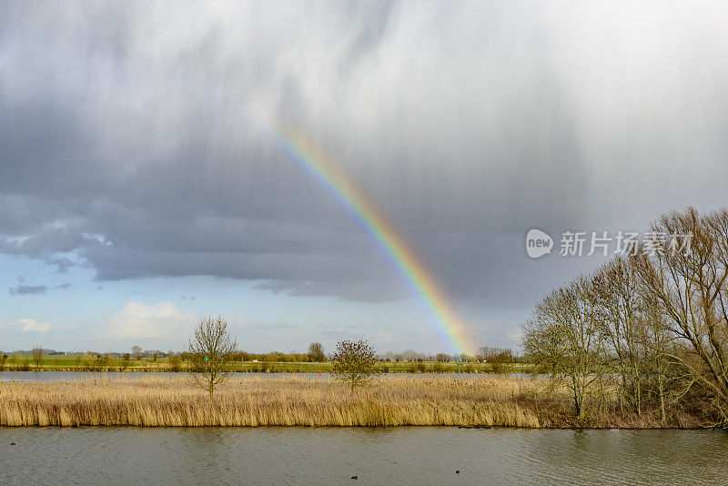 彩虹在IJssel河的风景