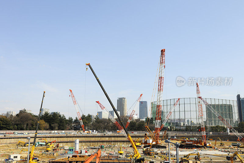 晴朗的天空下的大型建筑工地