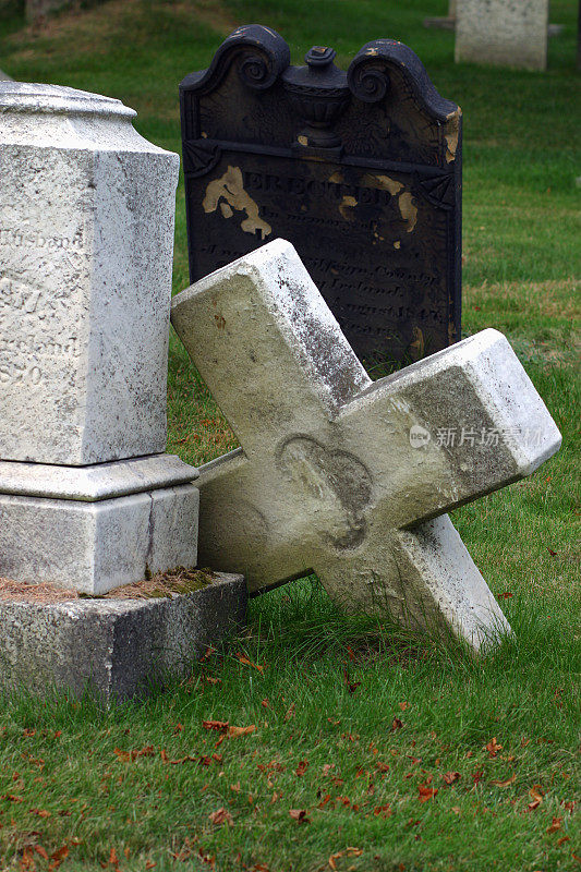 古老的墓碑十字架倒在墓地里。