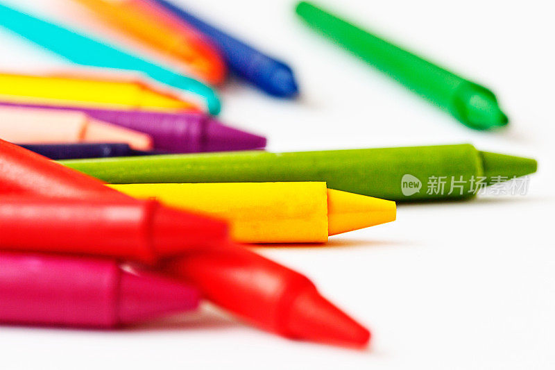彩虹中的每一种颜色:一组明亮的蜡笔