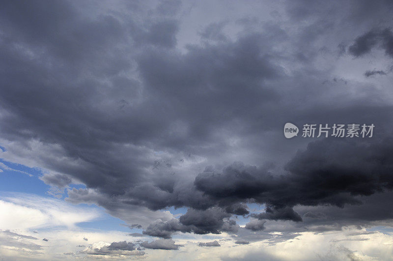 暴风雨的多云的天空