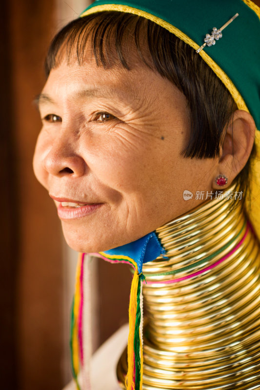 缅甸长颈巴当部落妇女肖像
