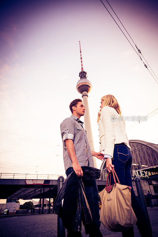 一对年轻夫妇走在柏林的街道上