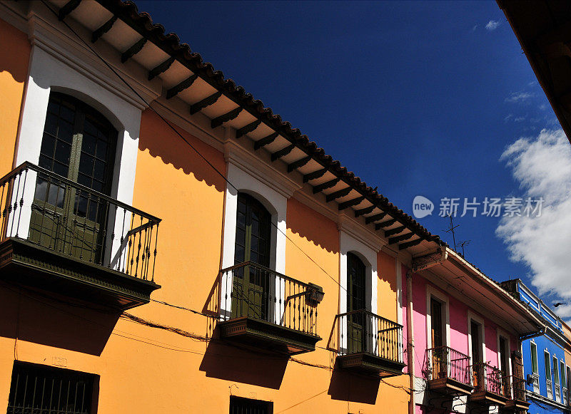 Bogotá，哥伦比亚:8号街五颜六色的殖民房屋