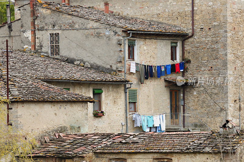 典型的意大利老式农舍，衣服晾在晾衣绳上