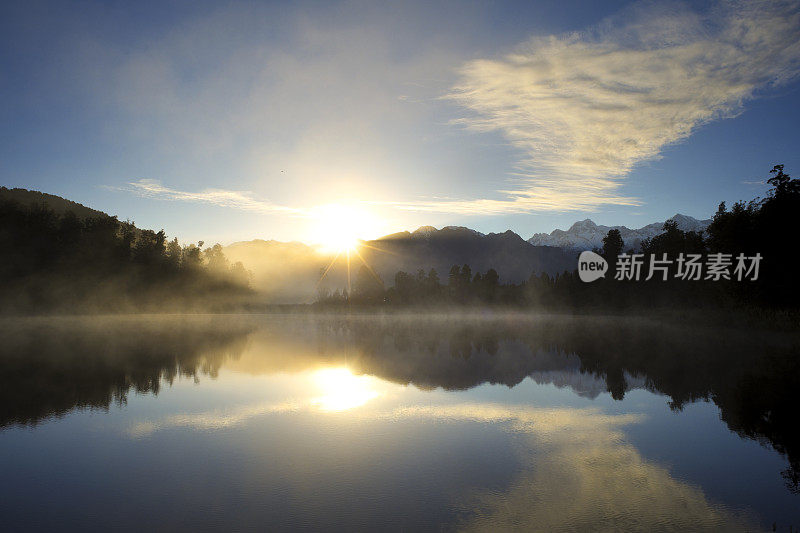 黎明时分的新西兰湖