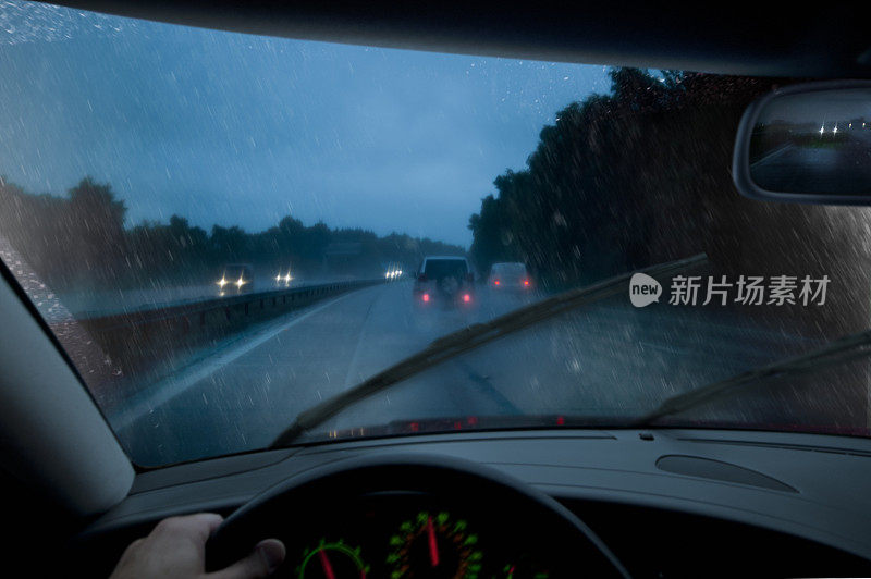 在暴雨的夜晚开车。