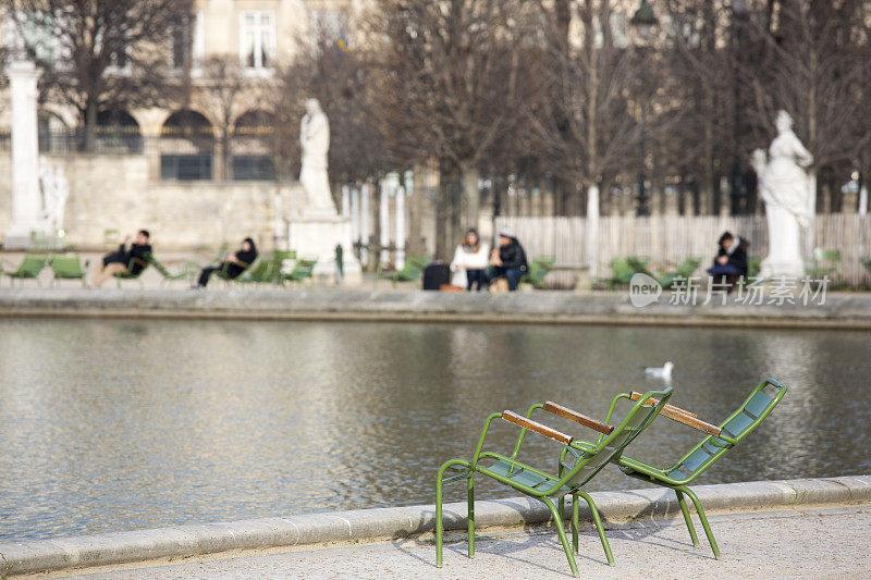 在法国巴黎的杜伊勒里花园享受阳光明媚的冬日