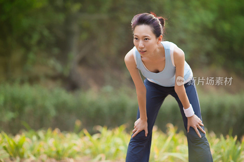 年轻的亚洲妇女在户外运动