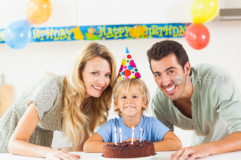 小男孩和父母一起庆祝生日