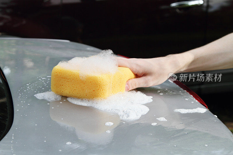 用肥皂海绵清洗汽车