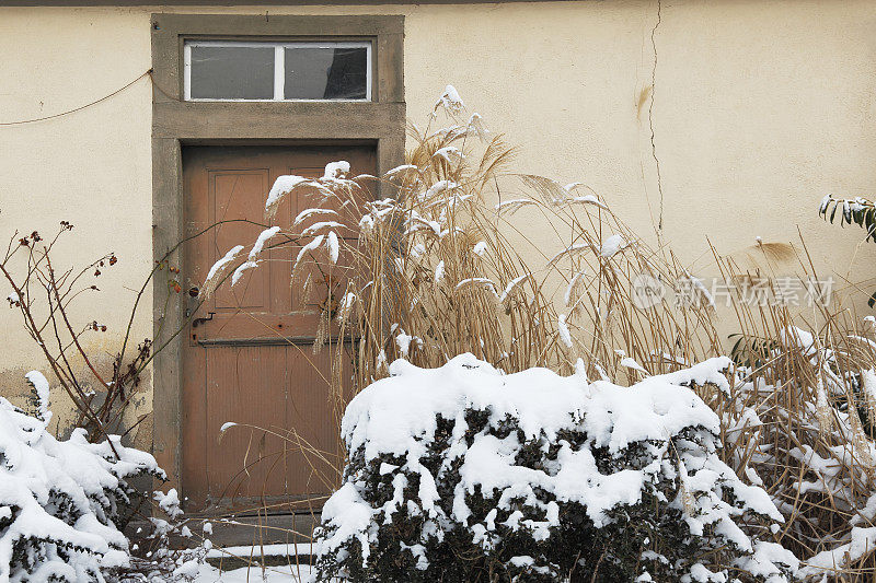 冰雪覆盖的入口大门，历史悠久的浴室冬天德国