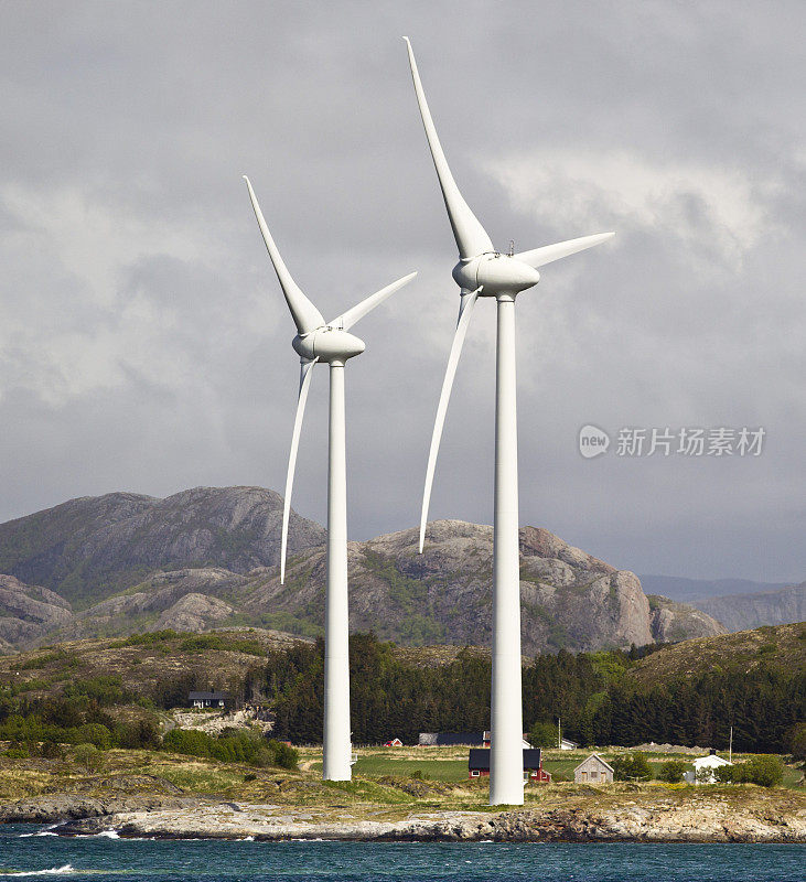 挪威海岸上的风力涡轮机