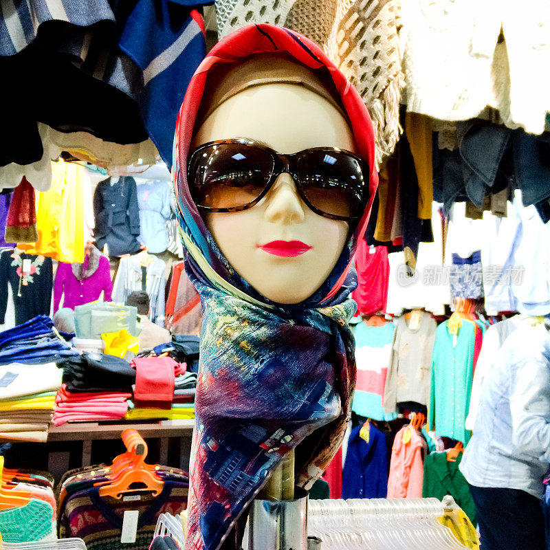 戴着土耳其头巾和太阳镜的人体模型，伊斯坦布尔