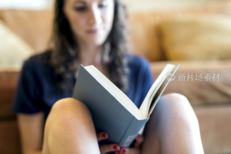 成年女性在客厅看书