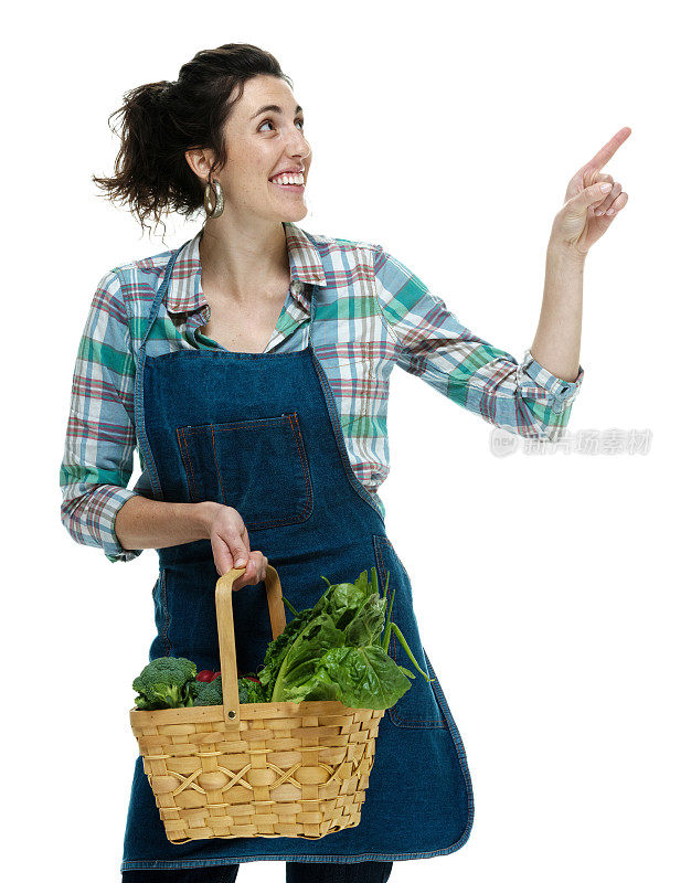 快乐的女人拿着菜篮子，指着