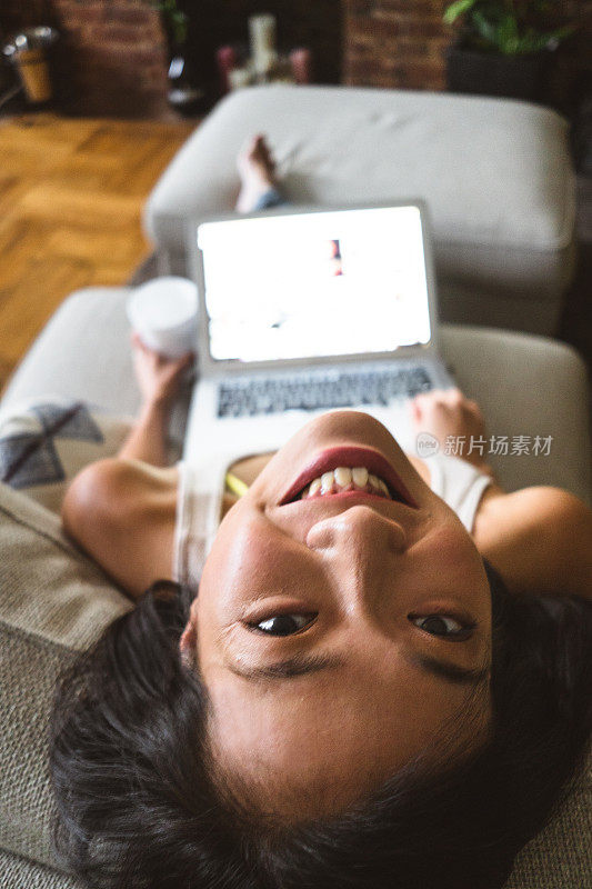 在客厅里用笔记本电脑的女人