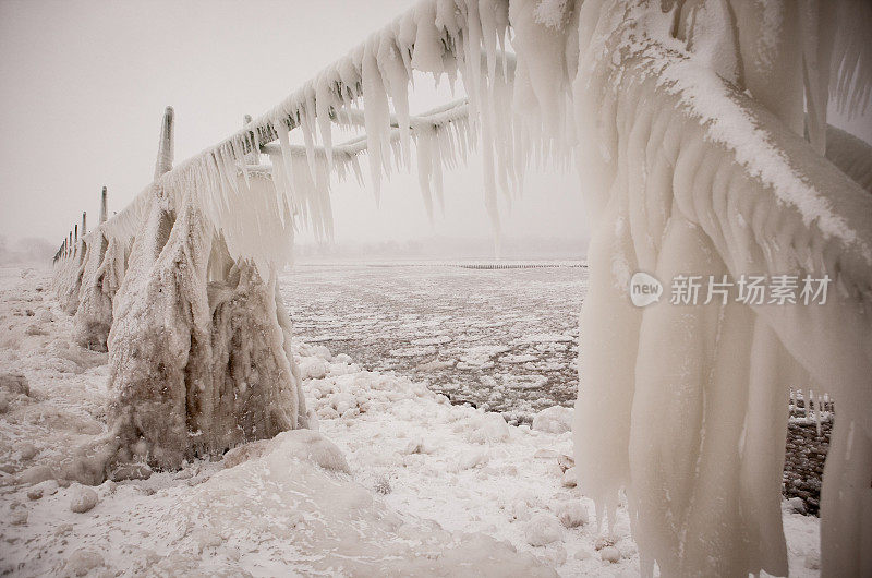 厚厚的冰层覆盖着密歇根湖的一个码头。