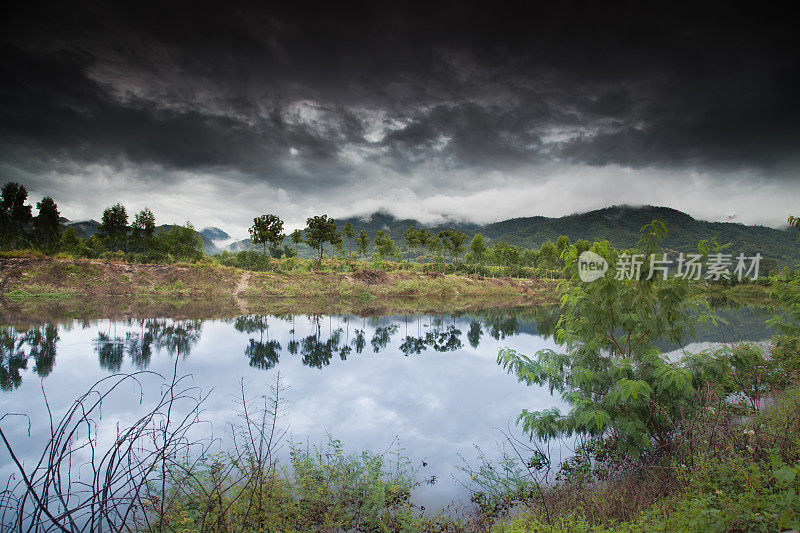 泰国乡村，湖，树和山