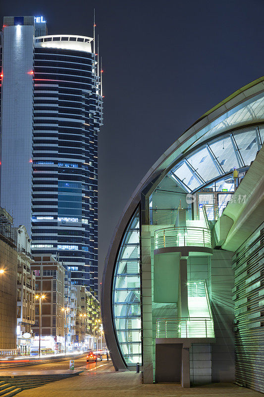 迪拜繁忙的街道，地铁站和建筑物在黄昏，阿联酋