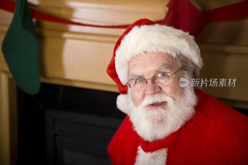 圣诞老人站在客厅里