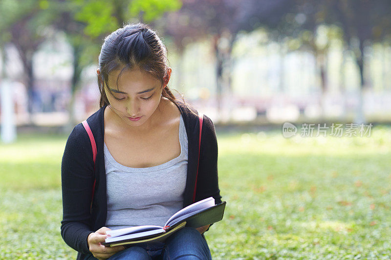 女大学生读书