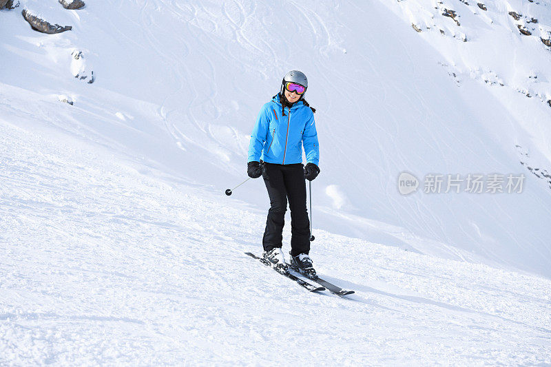 快乐的少女滑雪滑雪在阳光明媚的滑雪胜地