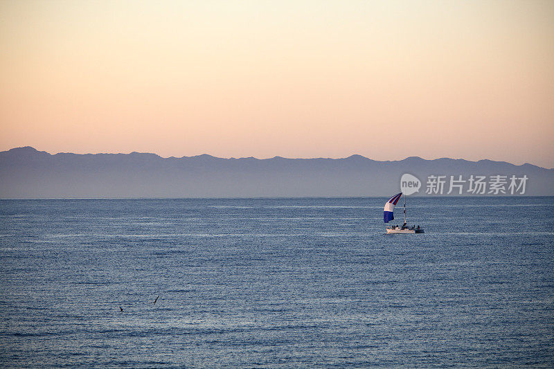 黄昏时航行在圣巴巴拉海岸和海峡群岛