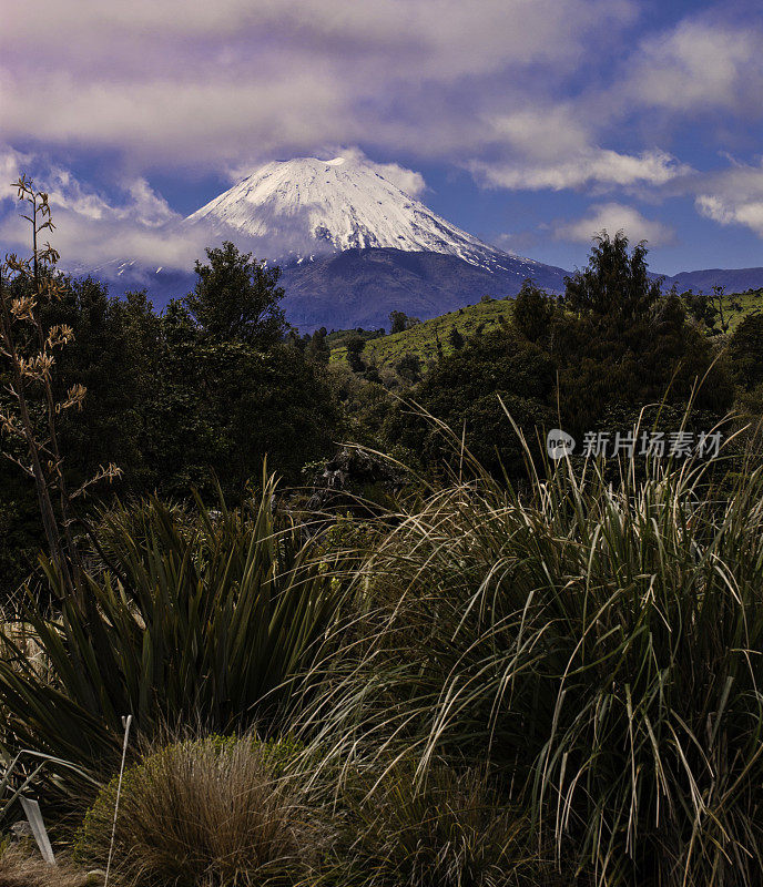 多云的火山