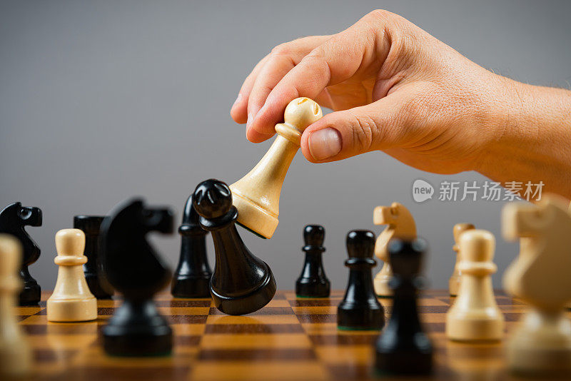 象棋白皇后打黑皇后