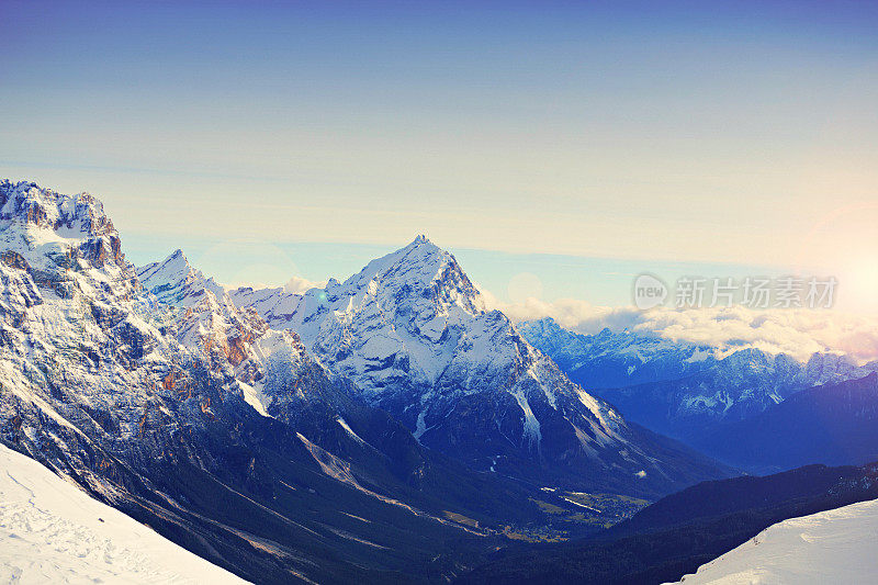 冬季全景阿尔卑斯山脉雪景科尔蒂纳丹佩佐意大利日落