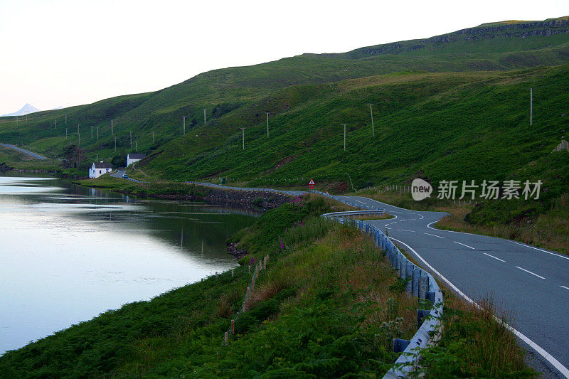 斯凯岛赫布里底群岛，苏格兰，英国蜿蜒的道路